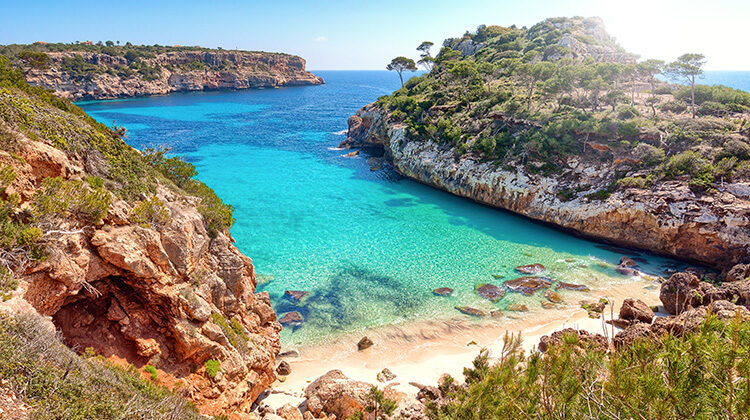 Playa de Caló des Moro con aguas turquesas